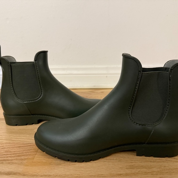 OLD NAVY WOMENS WATER REPELLENT PULL ON RAIN BOOT - Picture 1 of 3